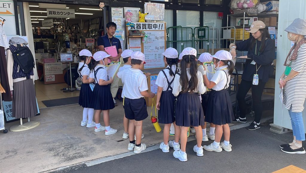 近くの小学生たちが、校外学習でリユースマンにやってきた♪